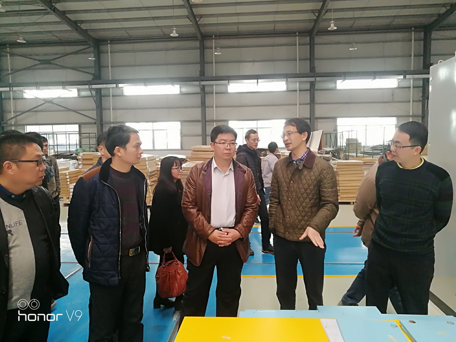 市区环保部门参观家具生产企业并对家具行业深化整治及大气污染分级管控方案座谈